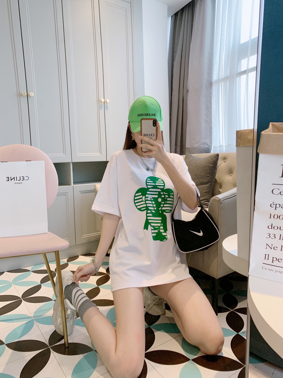 lv太阳花短袖,上身真的太赞了,纯棉的舒适透气,穿上不会闷热,胸前的