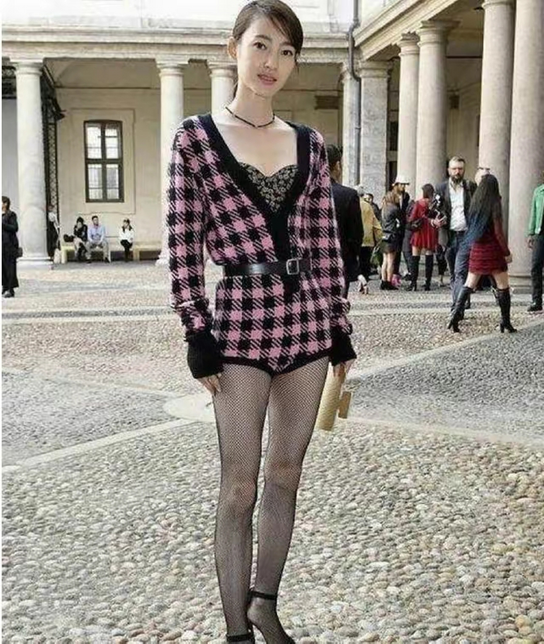 网友:有种"化腐朽为神奇"叫王丽坤,穿黑色渔网丝袜,勾勒出迷人美腿