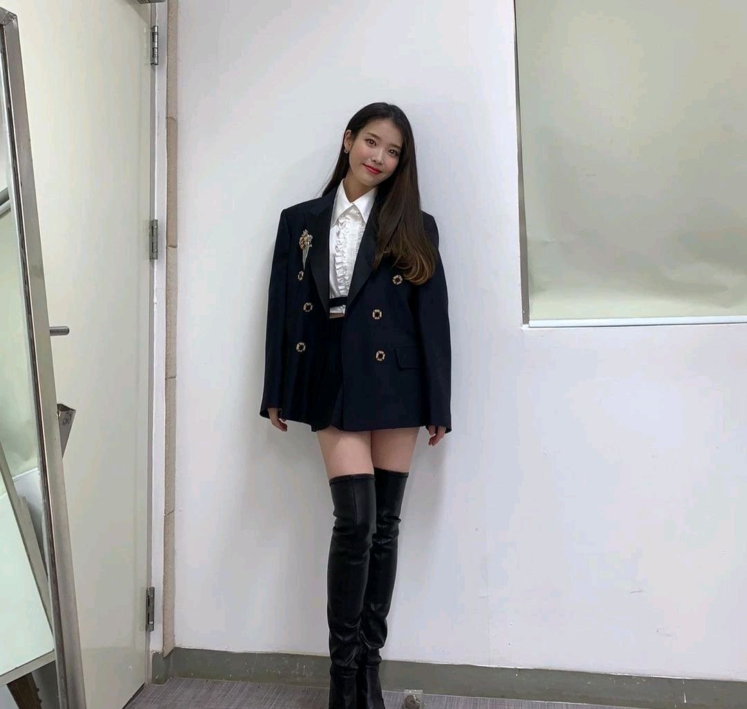 李知恩造型,深色西装外套搭配黑色长靴,俏皮活力