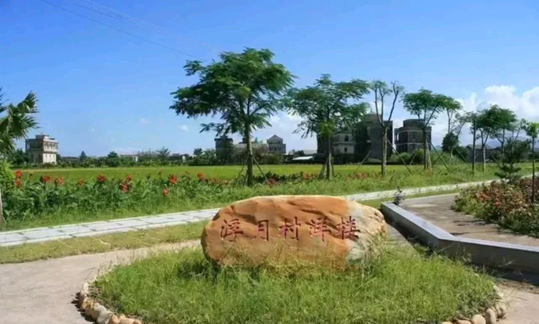 广东台山村庄的标配:村门楼,榕树头,池塘,塘基,祠堂