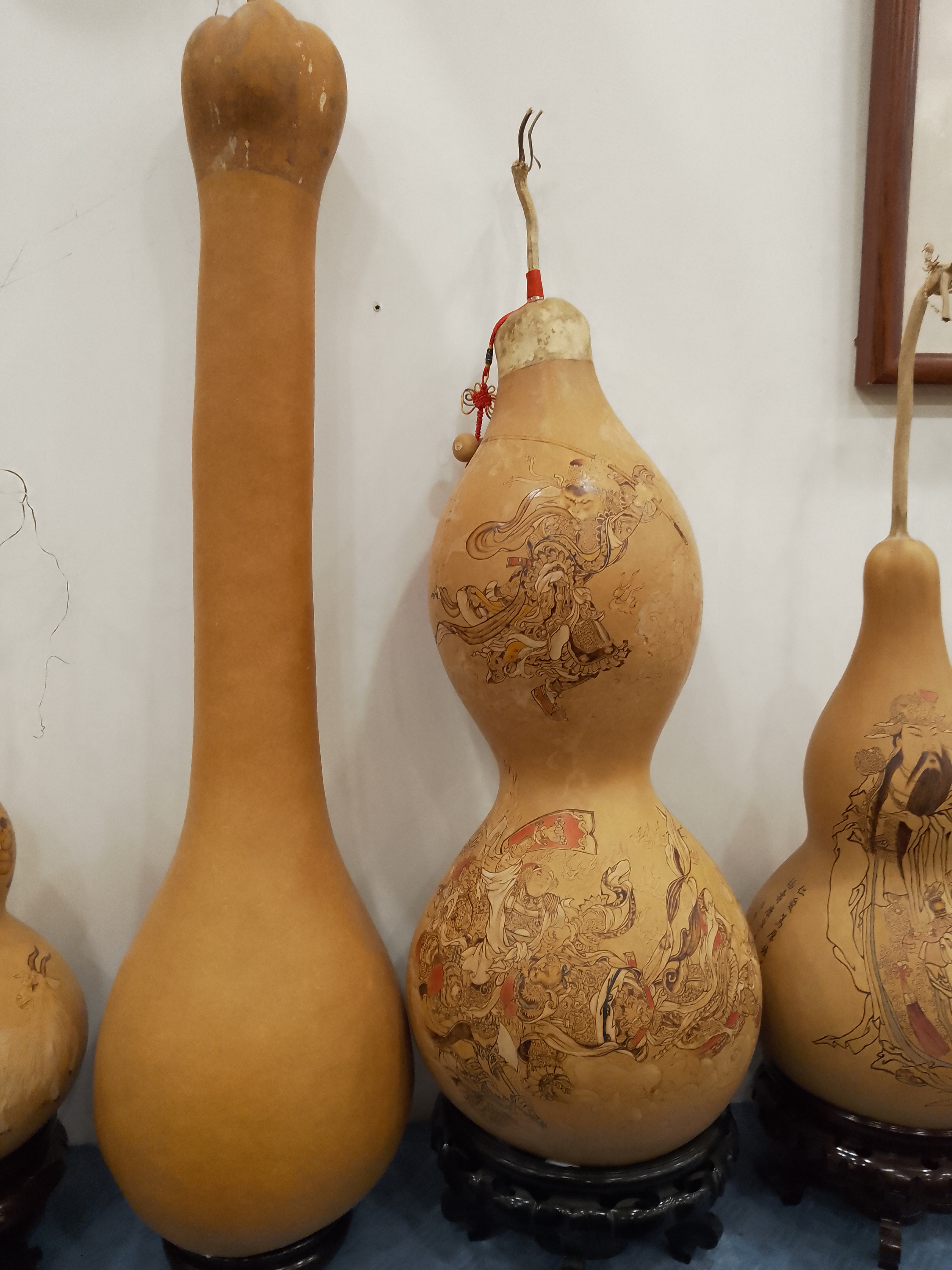 猜猜潍坊手造博物馆王海燕老师的这幅葫芦(寓意福禄)烙画的大公鸡多少