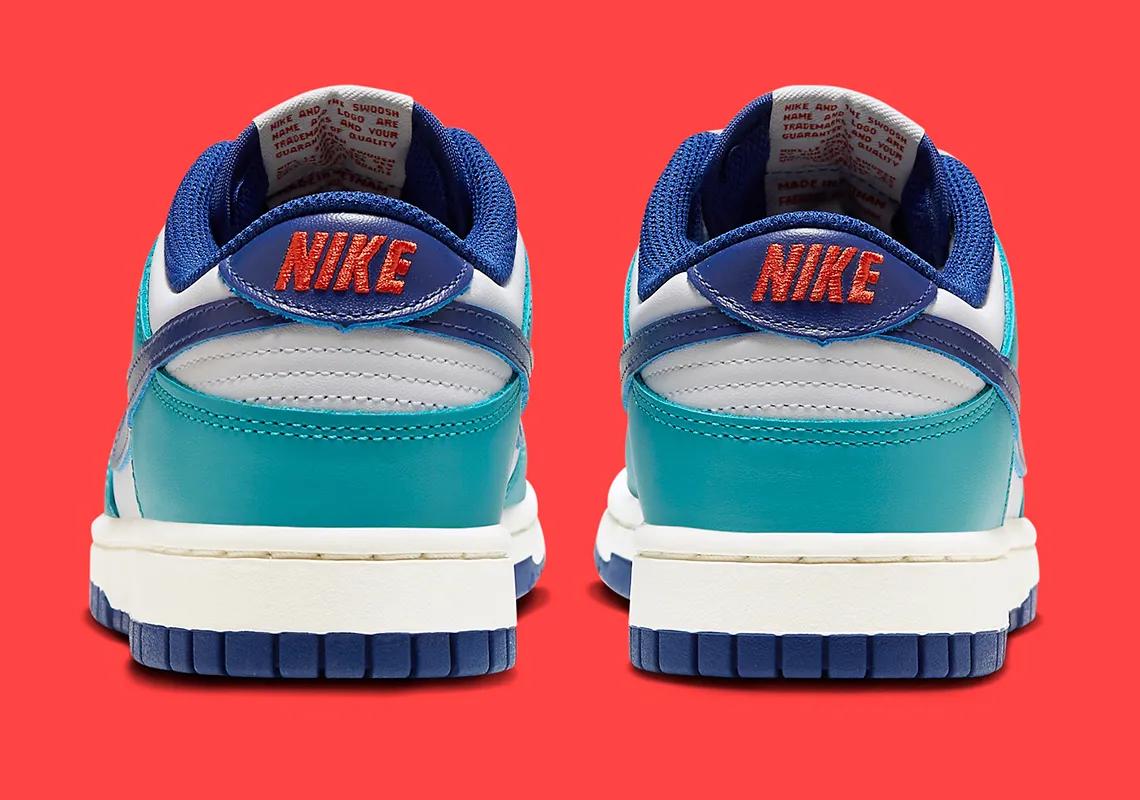 这款女式 nike dunk low"神秘蓝"上印有 varsity 字样