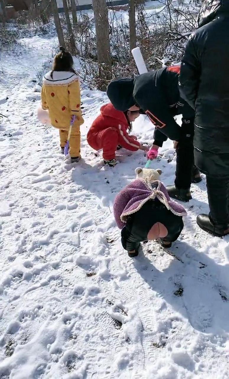 大雪天,娃娃穿着开裆裤,老医生说,那地方凉一凉,长大了能力强!#搞笑