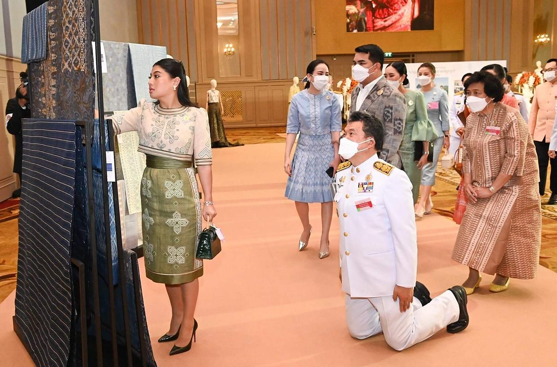 泰国公主地位也这么高,一人站,众人跪,这个场面还是有点震撼.