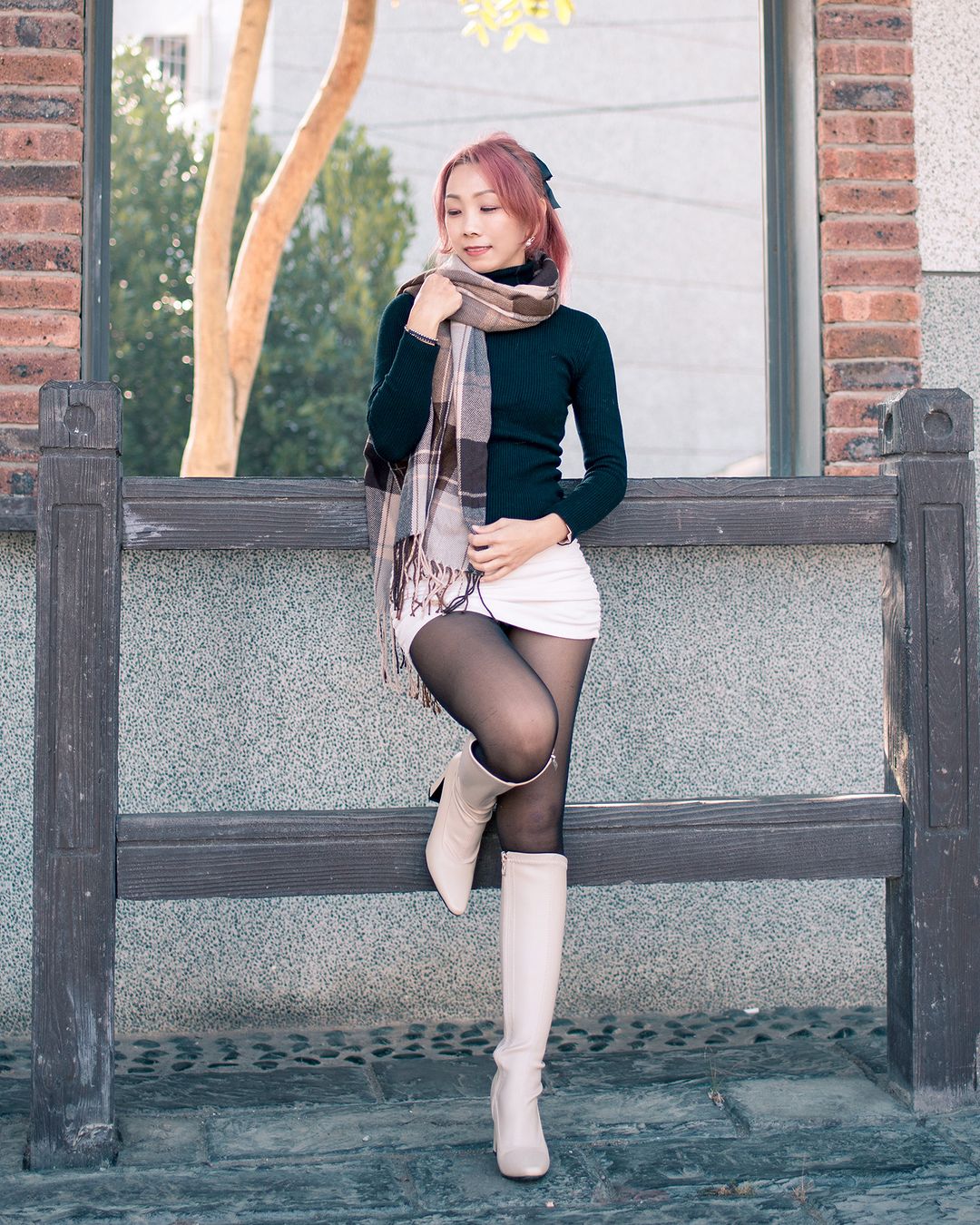 白色包臀裙搭配黑色连裤袜,让40岁的女人魅力四射