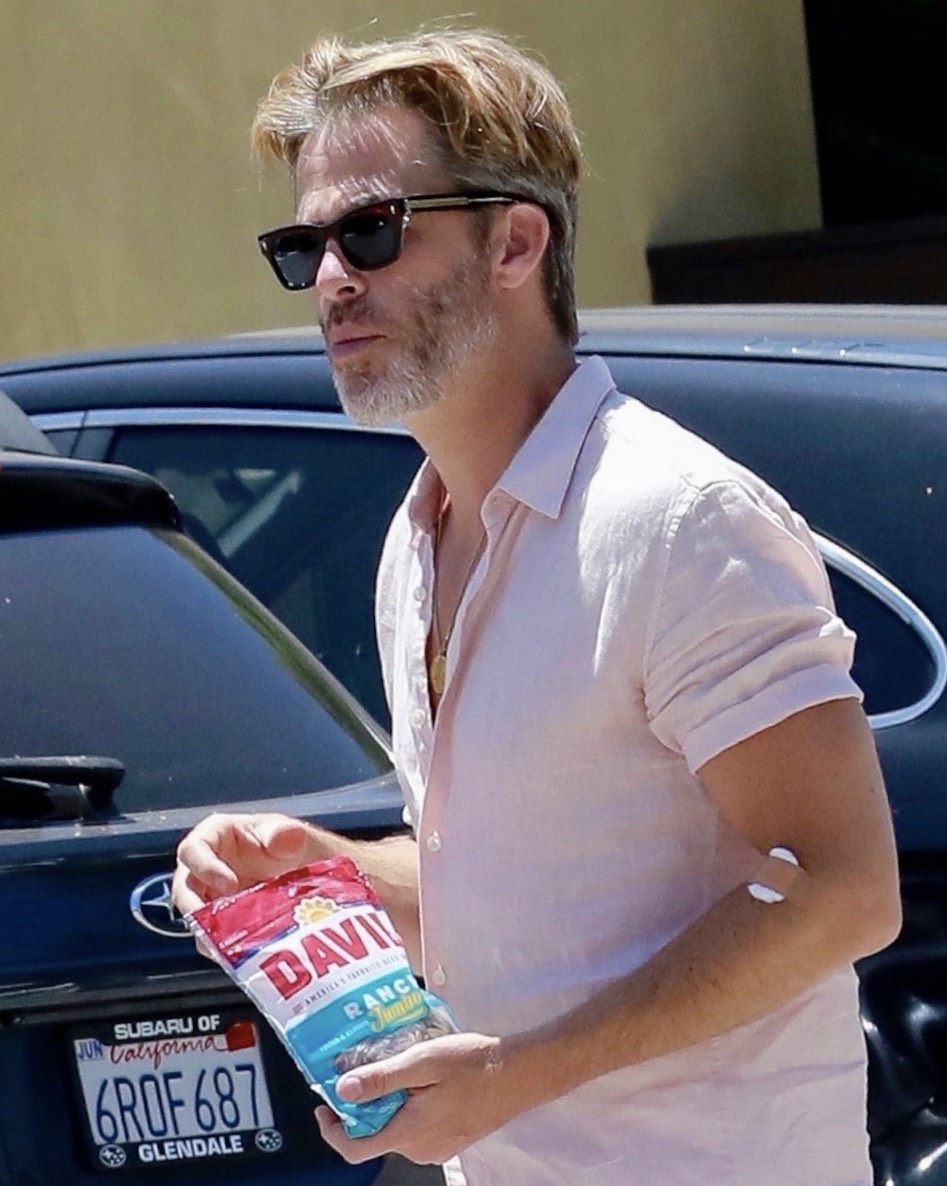 克里斯·派恩(chris pine)最新高清街拍,现身一家医疗中心