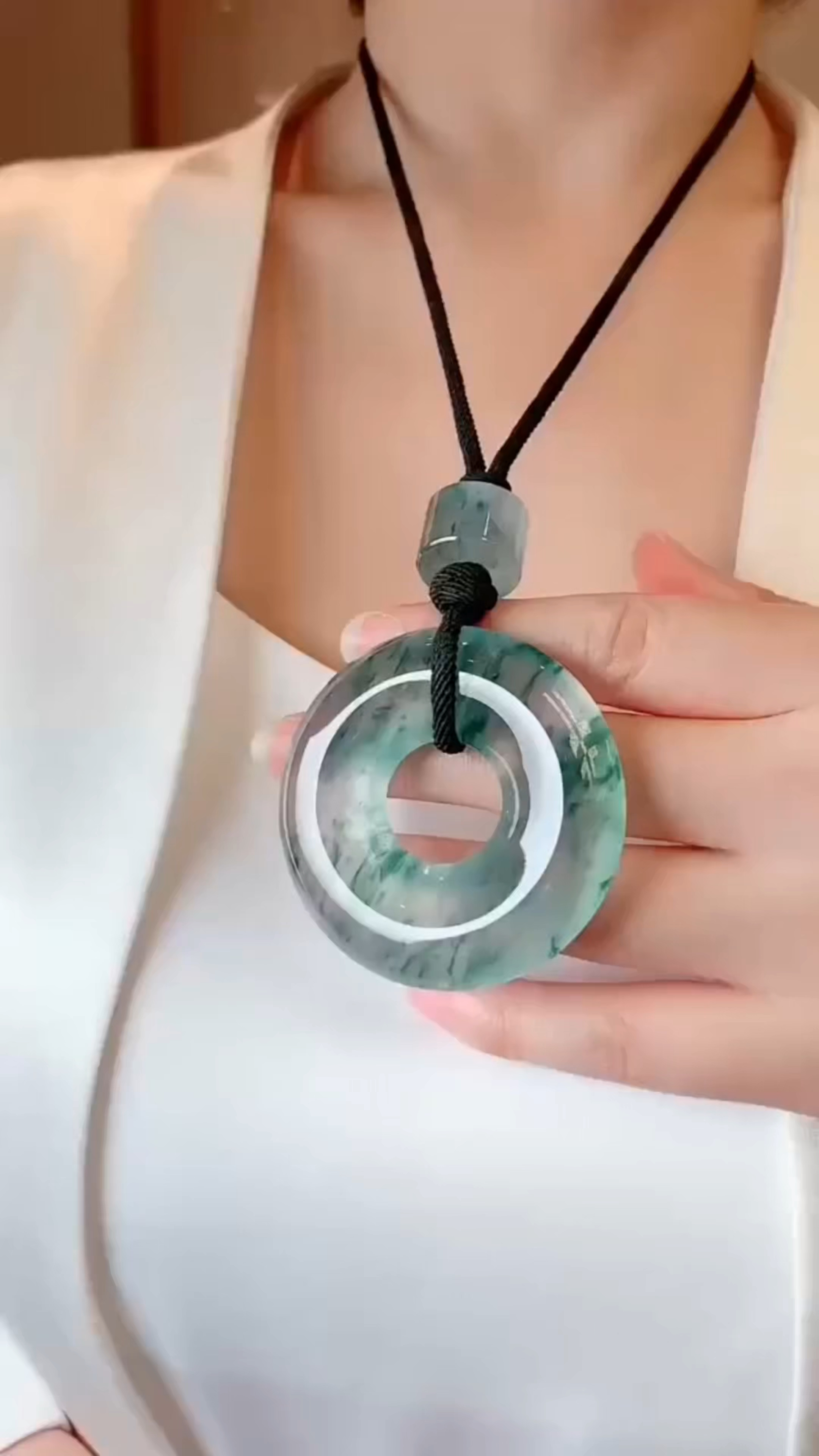 手那么大的怀古平安扣,顶珠配的是同料顶珠,戴上除了考虑脖子受得了不