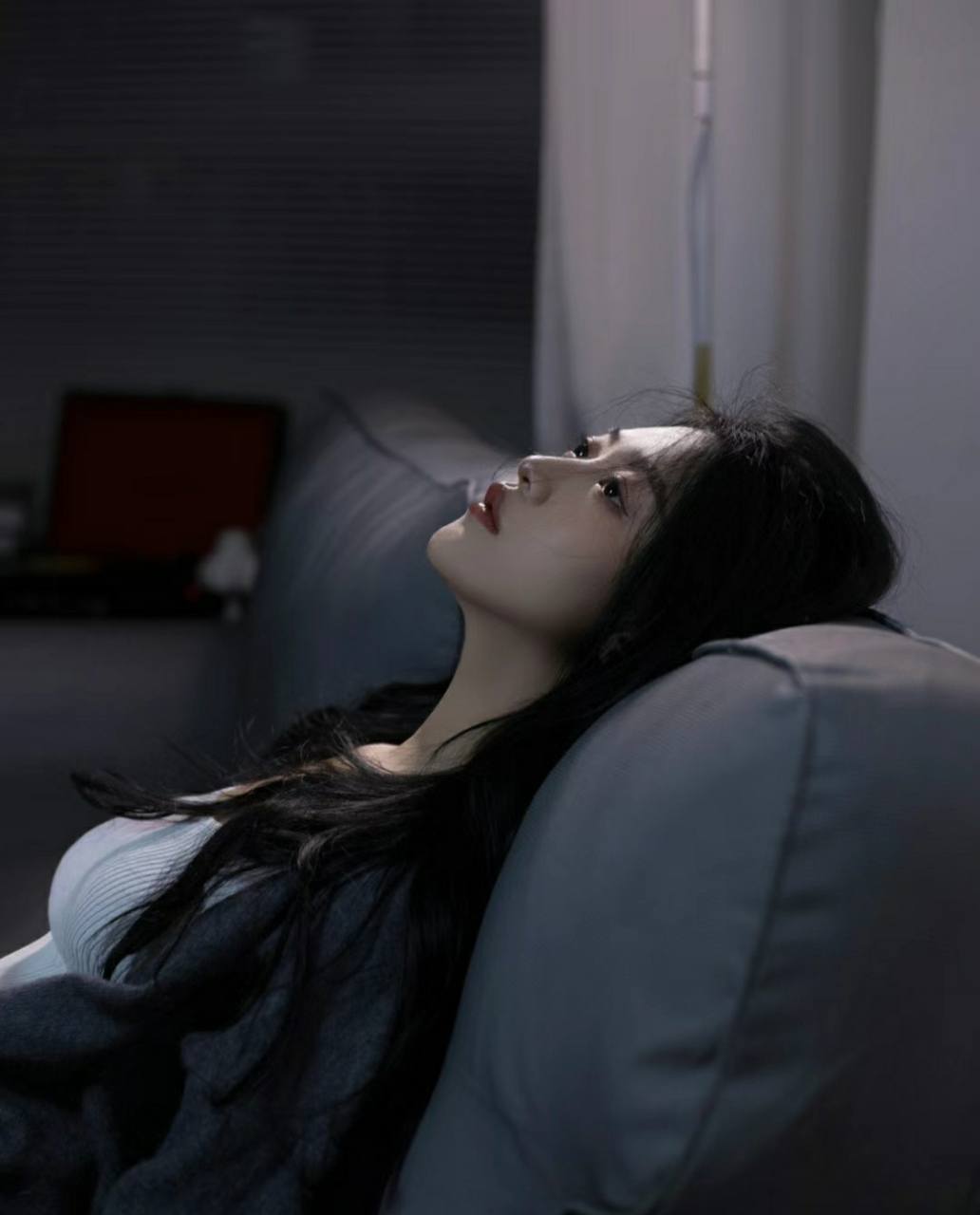 总在离别中,一个人难以入睡 夜深人静,孤独的心灵在翻涌 思维不断旋转