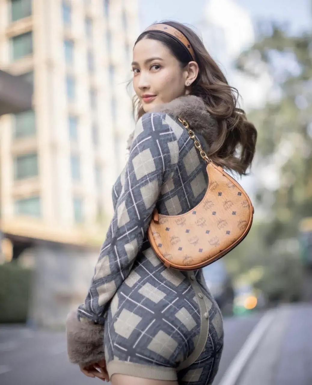 傍晚,在曼谷街头街拍的小姐姐,阳光里,穿着一身连体裤,大长腿展现无遗