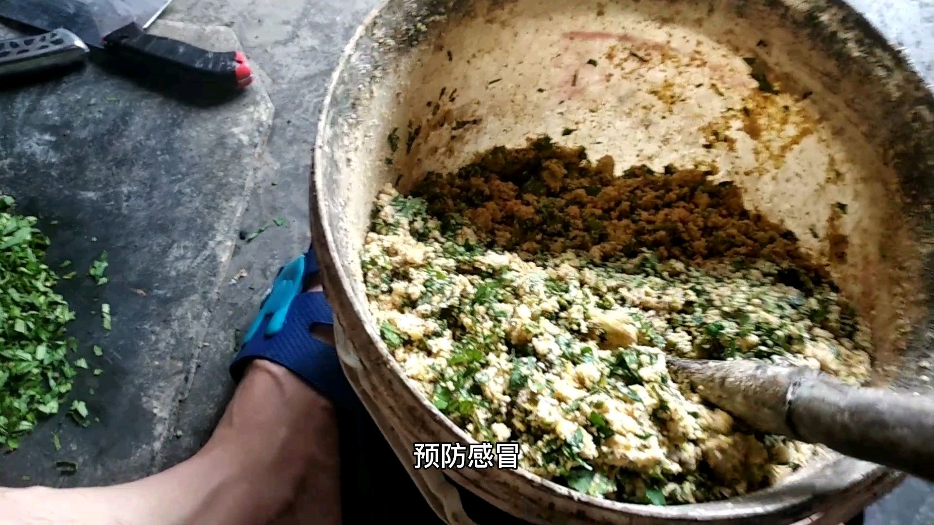 中草药养鸡的妙用,预防多种疾病,山上不多见,看看是什么中草药