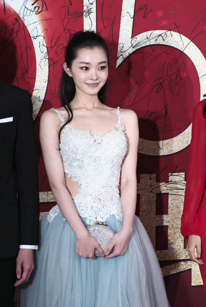 宋轶穿细吊带露背裙,秀出好身材 ! #心随星动