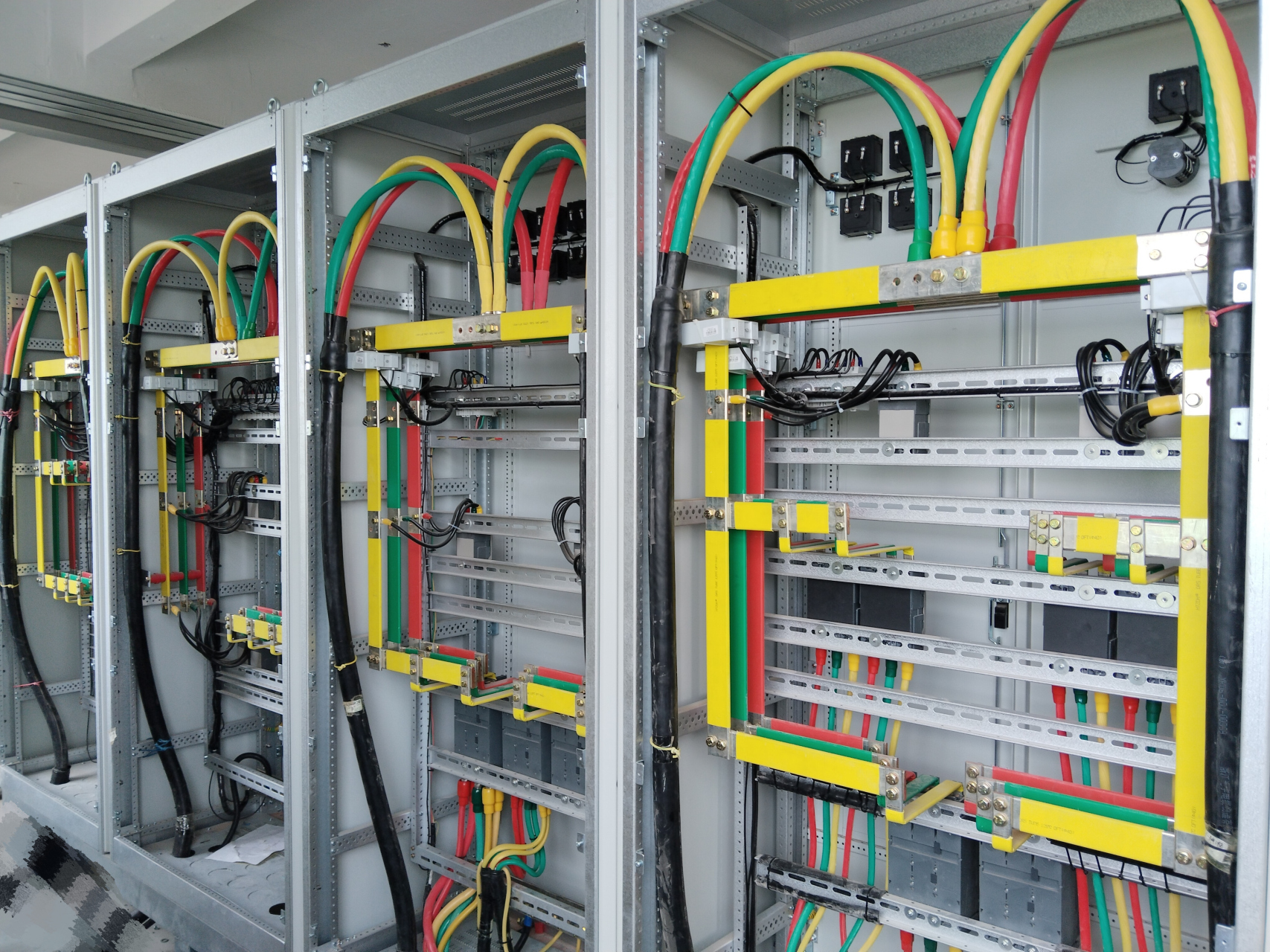 配电柜接线,让我看花了眼. 漂不漂亮,我不管,单就黄绿红,这些颜色,我