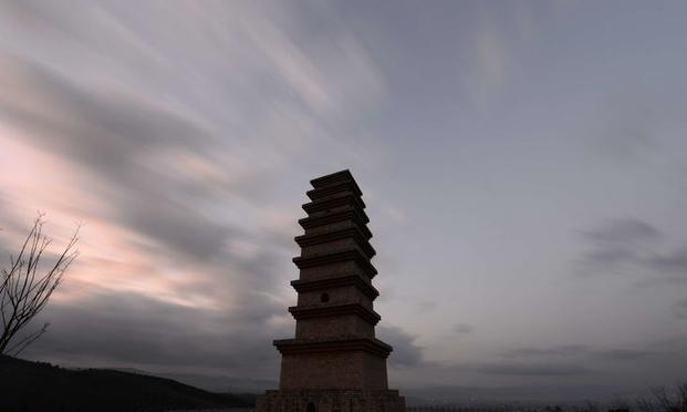 顶天立地的"标杆",建水天柱塔,成为我州首个国家石漠公园之际