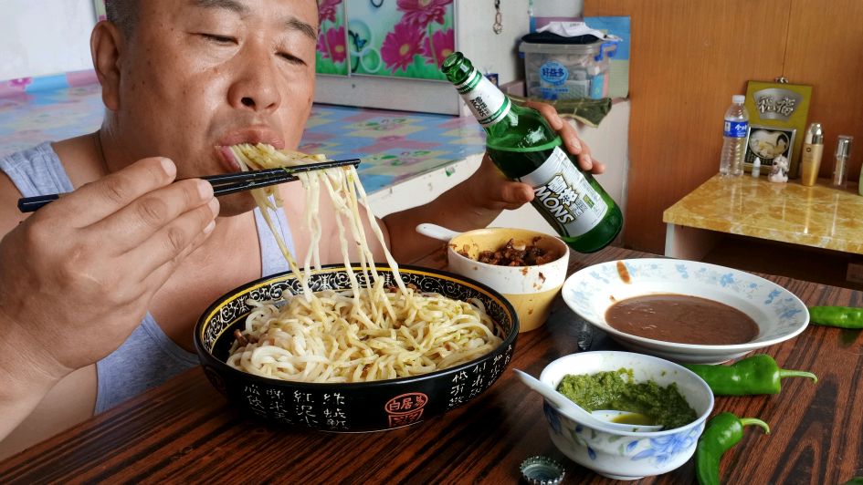 八月农家手擀面,野生蘑菇卤配天然韭花酱,黄金组合越吃越香!