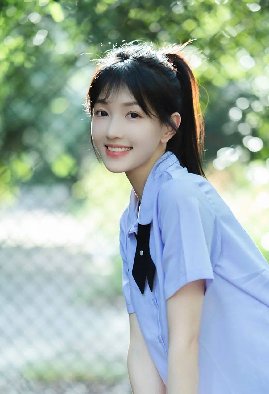 真人小姐姐清纯又靓丽.