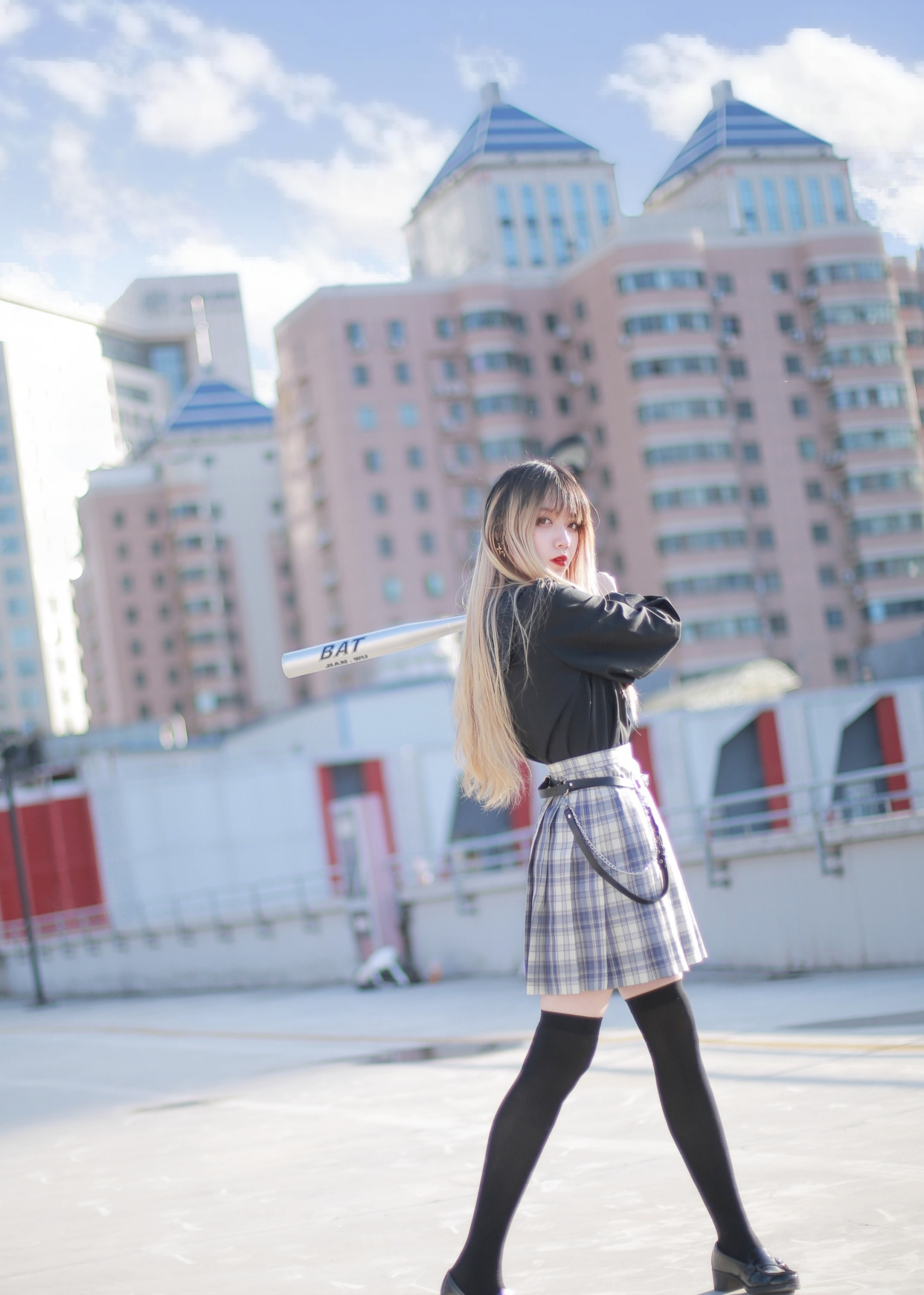 穿过膝"黑丝"的jk少女,拿着球棒耍帅,却被长腿吸引了我的注意