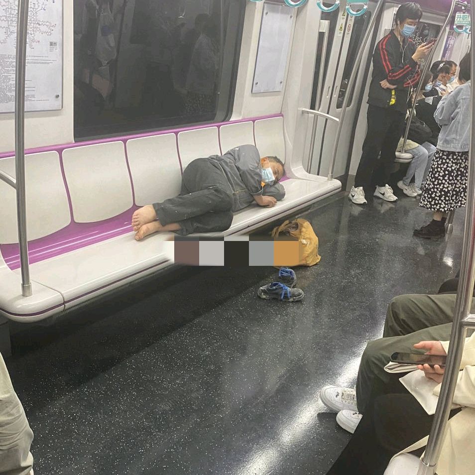 男子北京地铁脱鞋光脚躺卧 霸占整排座椅 众人避而远之
