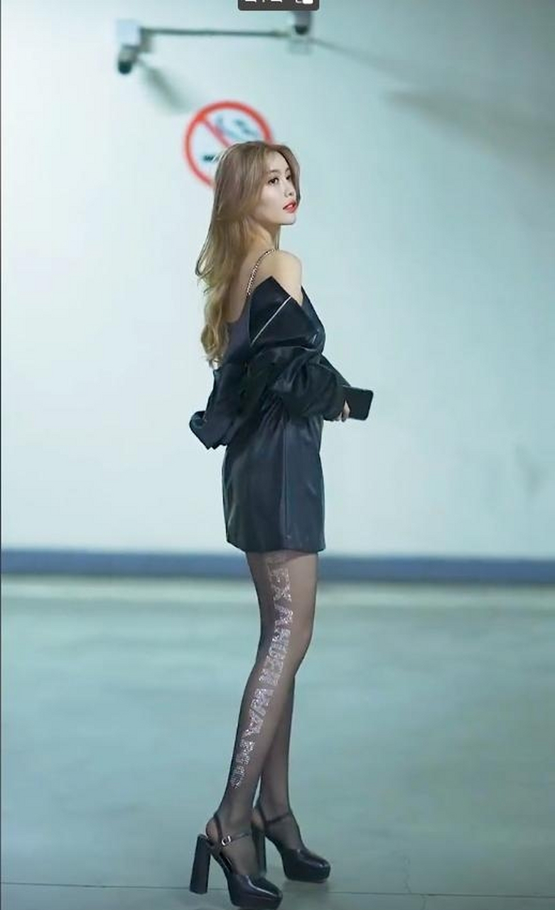 吊带裙搭配黑色字母丝袜,显得时尚性感魅力十足#性感美女# #时尚穿搭