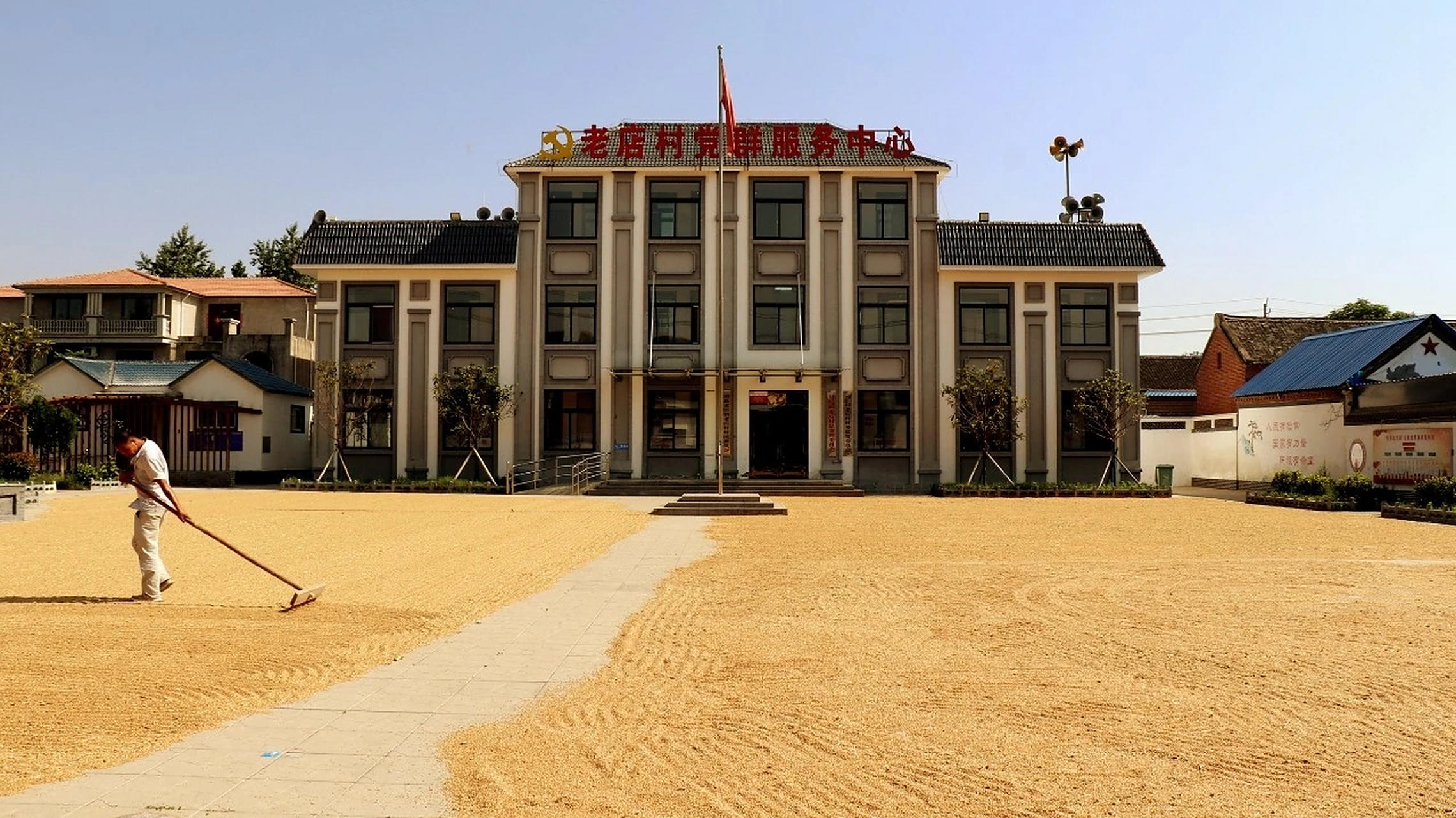 网传,河南安阳滑县瓦岗寨,当地乡政府门口外,贴着暖心告示,"院内