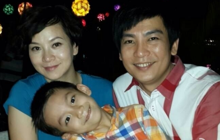 《外来媳妇本地郎》康祈祖和阿红结婚多年,儿子徐逸朗今年已15岁