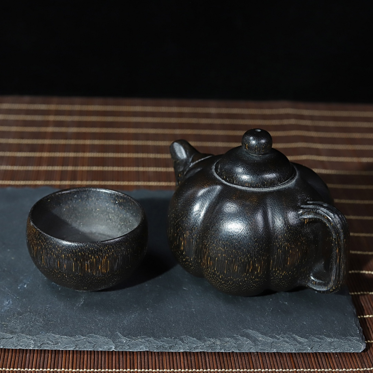 犀牛角酒壶一套,壶长12厘米宽8.5厘米高8厘米,酒杯口径5.8厘米高3.