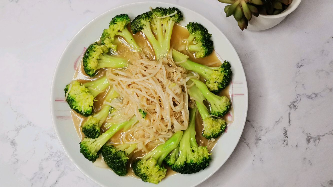 夏天,西兰花与金针菇这样吃,清爽可口