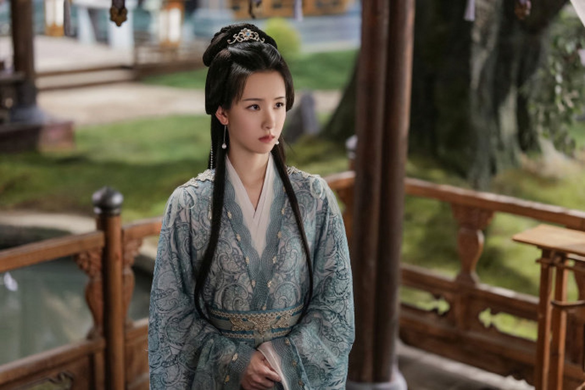 陈都灵在《莲花楼》中饰演的乔婉娩,身穿一袭青衣