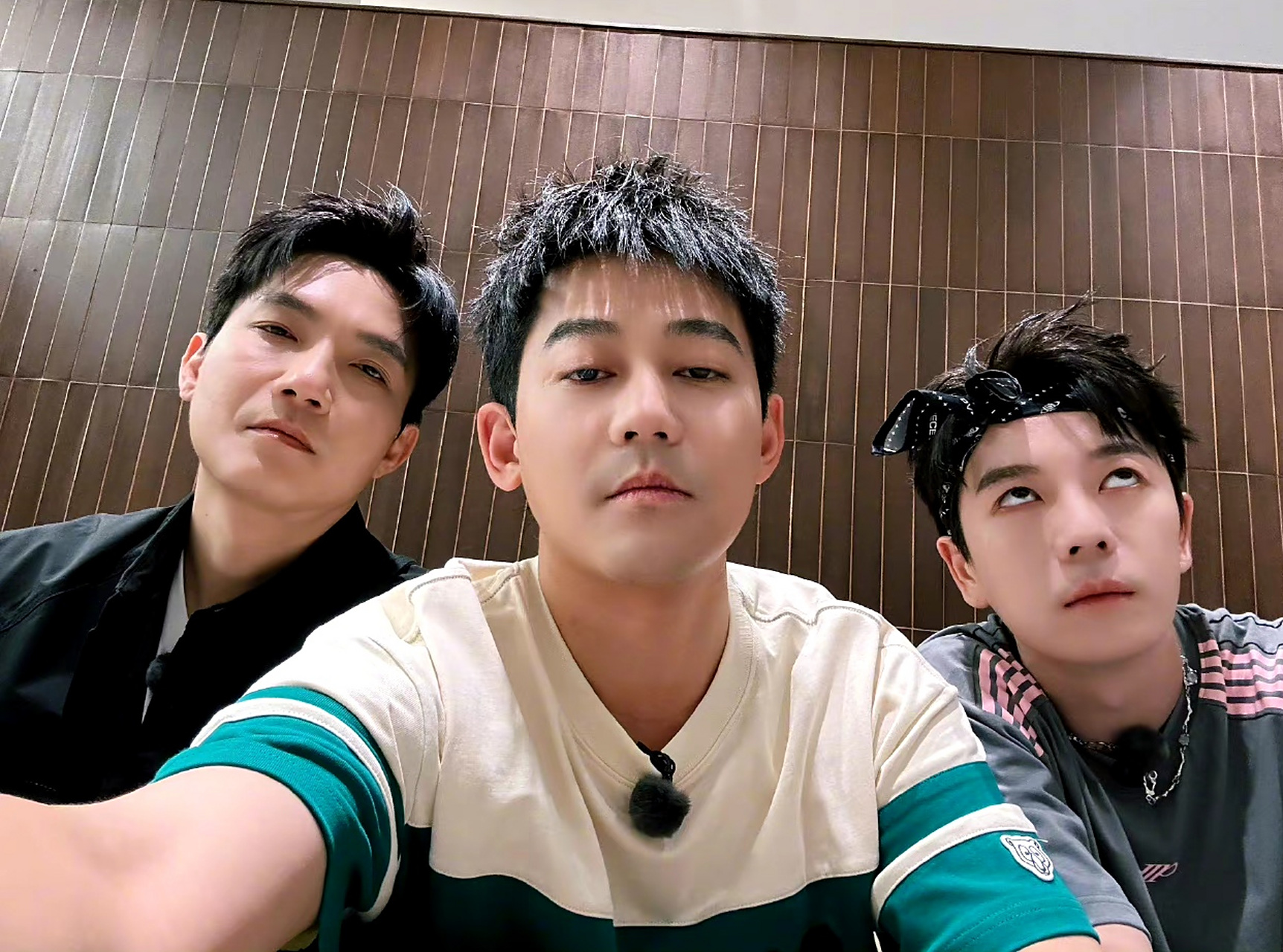 昨天深夜,苏醒晒出自己和陈楚生,王栎鑫的合照,并配文:我们对工作的