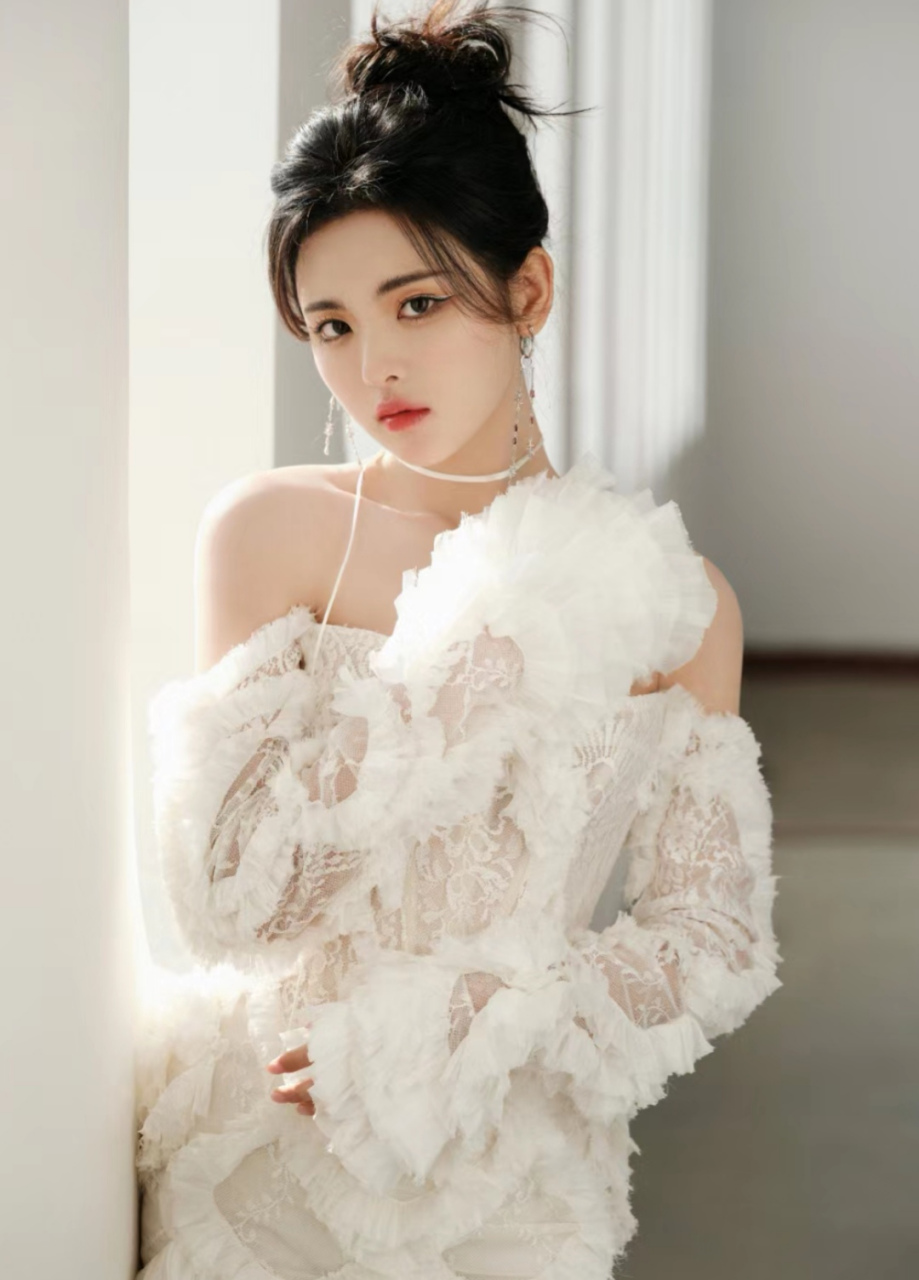 杨超越这件吊带裙好美啊