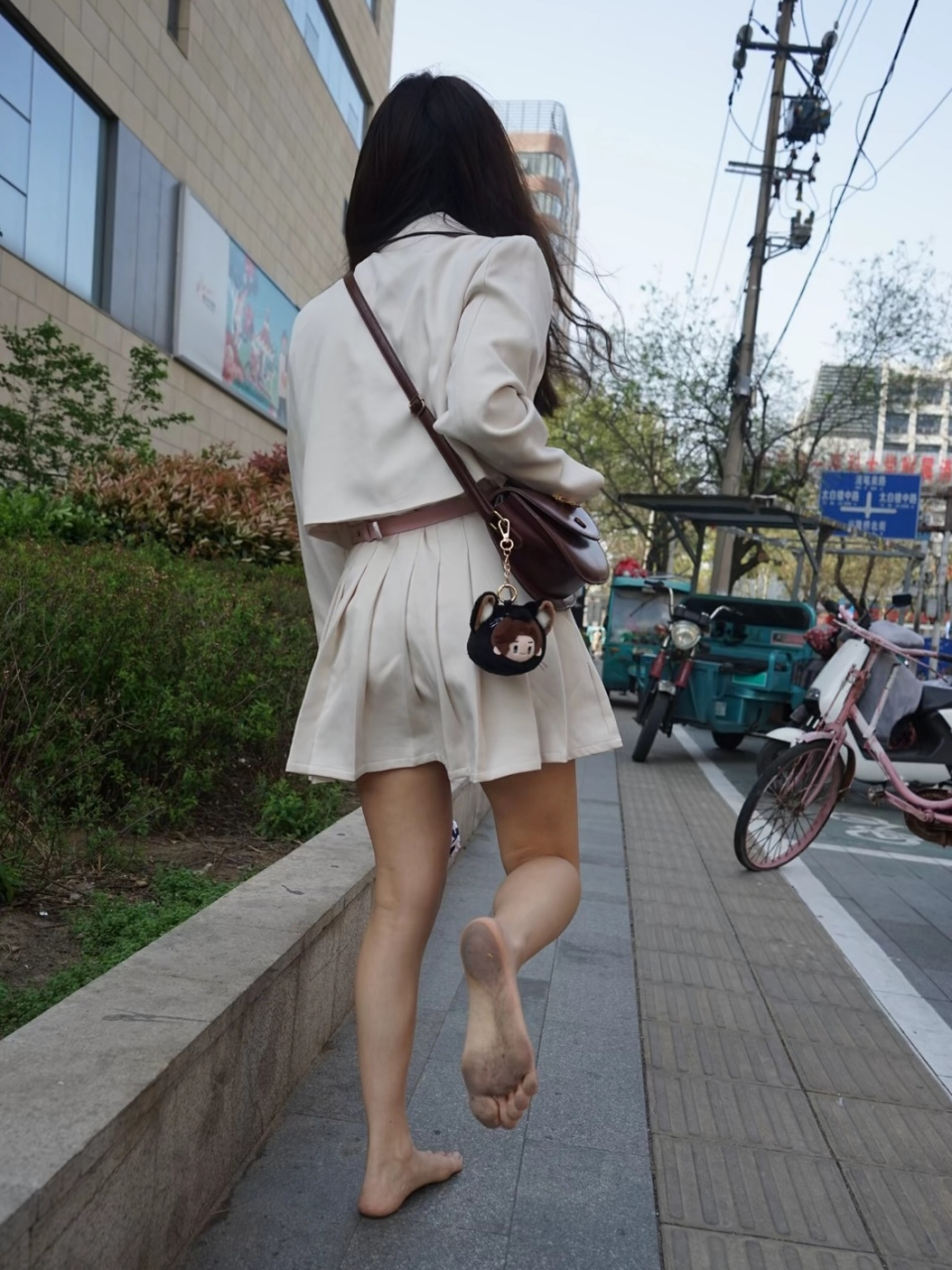 巧遇一美女赤脚去买奶茶喝,不知道为什么不穿鞋子.