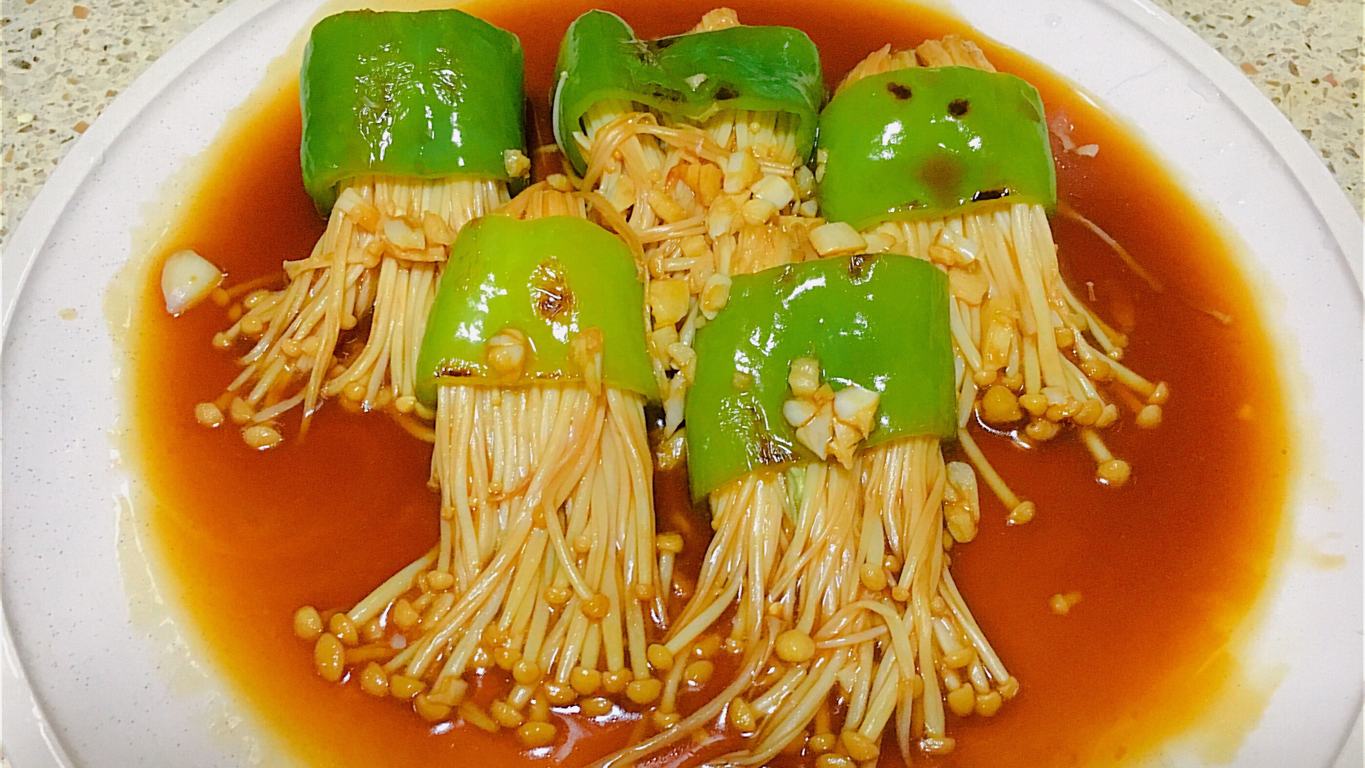 巨下饭的家常菜,虎皮青椒金针菇,汤汁浓郁,好吃不胖