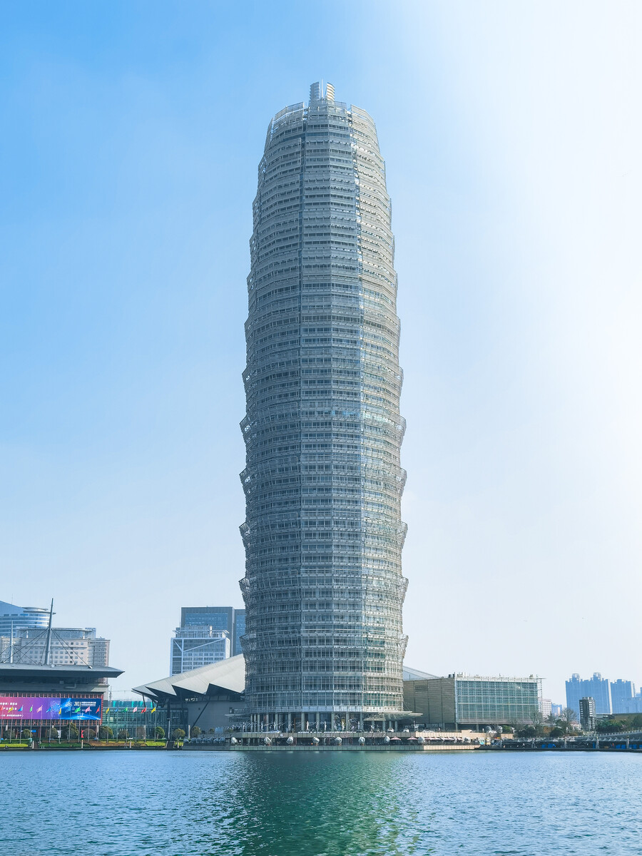 郑州的千禧广场大厦是一座集购物,餐饮,娱乐,办公和酒店于一体的综合