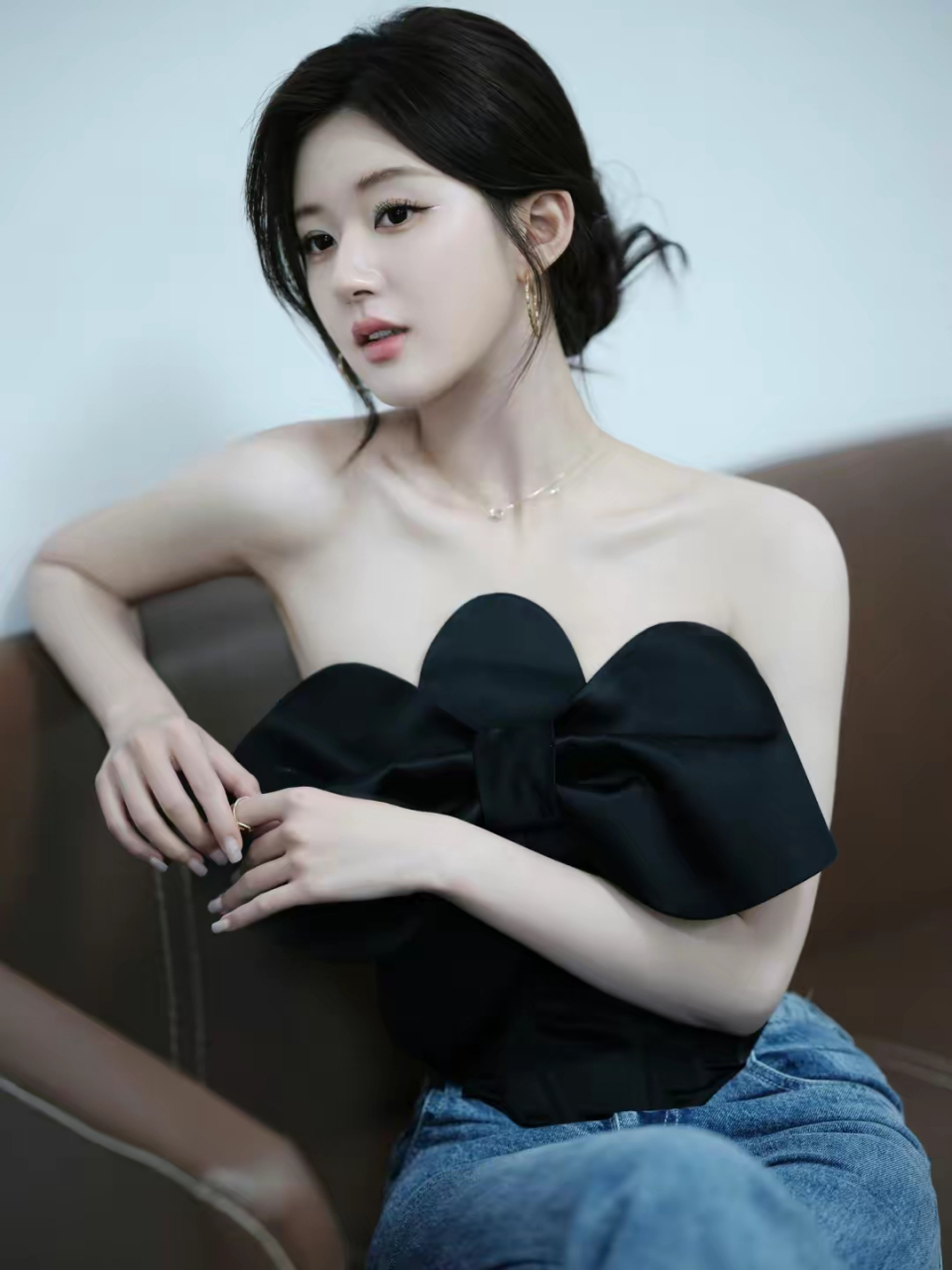 赵露思蝴蝶结抹胸搭配牛仔裤,配低丸子头,温柔又简约.