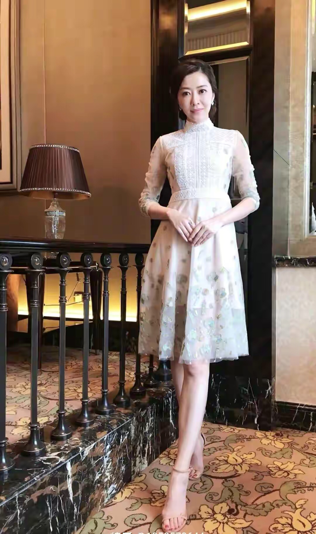 明星俏佳人:熊黛林高跟美腿