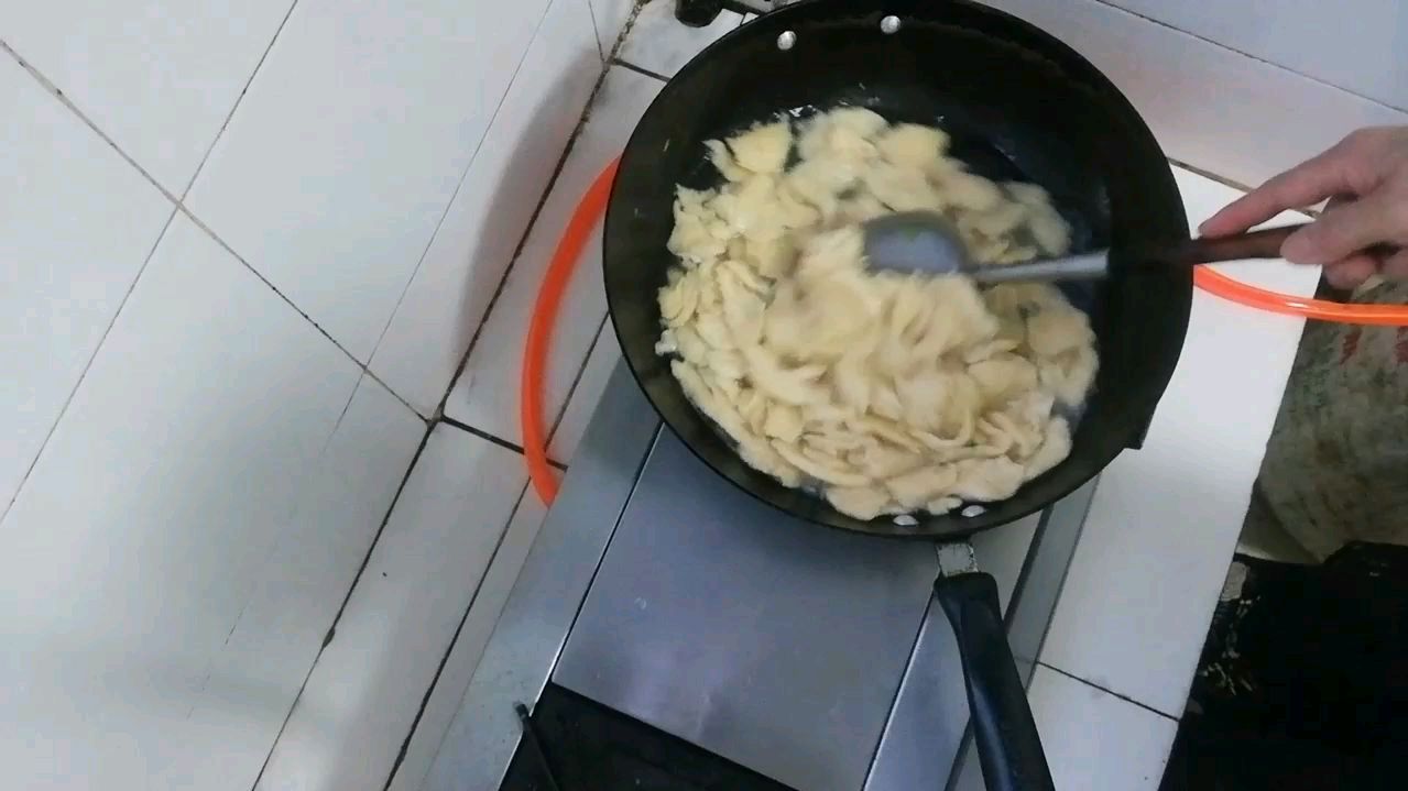 面食新吃法,大姐做了“水上漂”,劲道有嚼劲