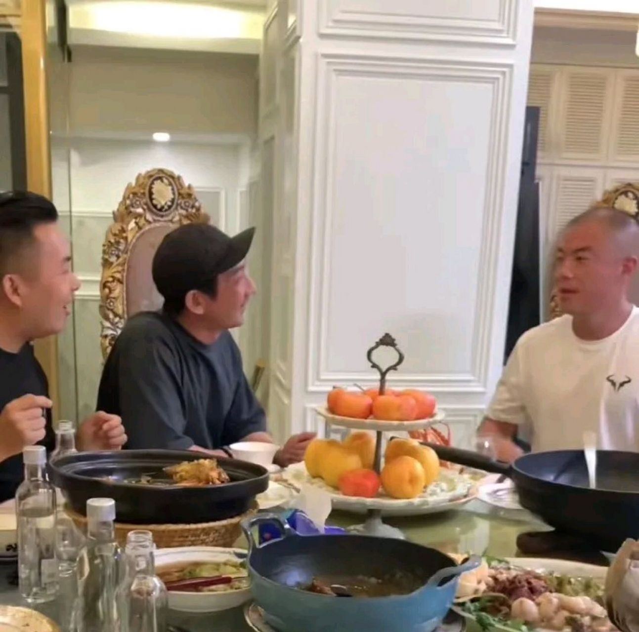 近日,千万网红富婆cici邀请李灿森来家里做客,特别的