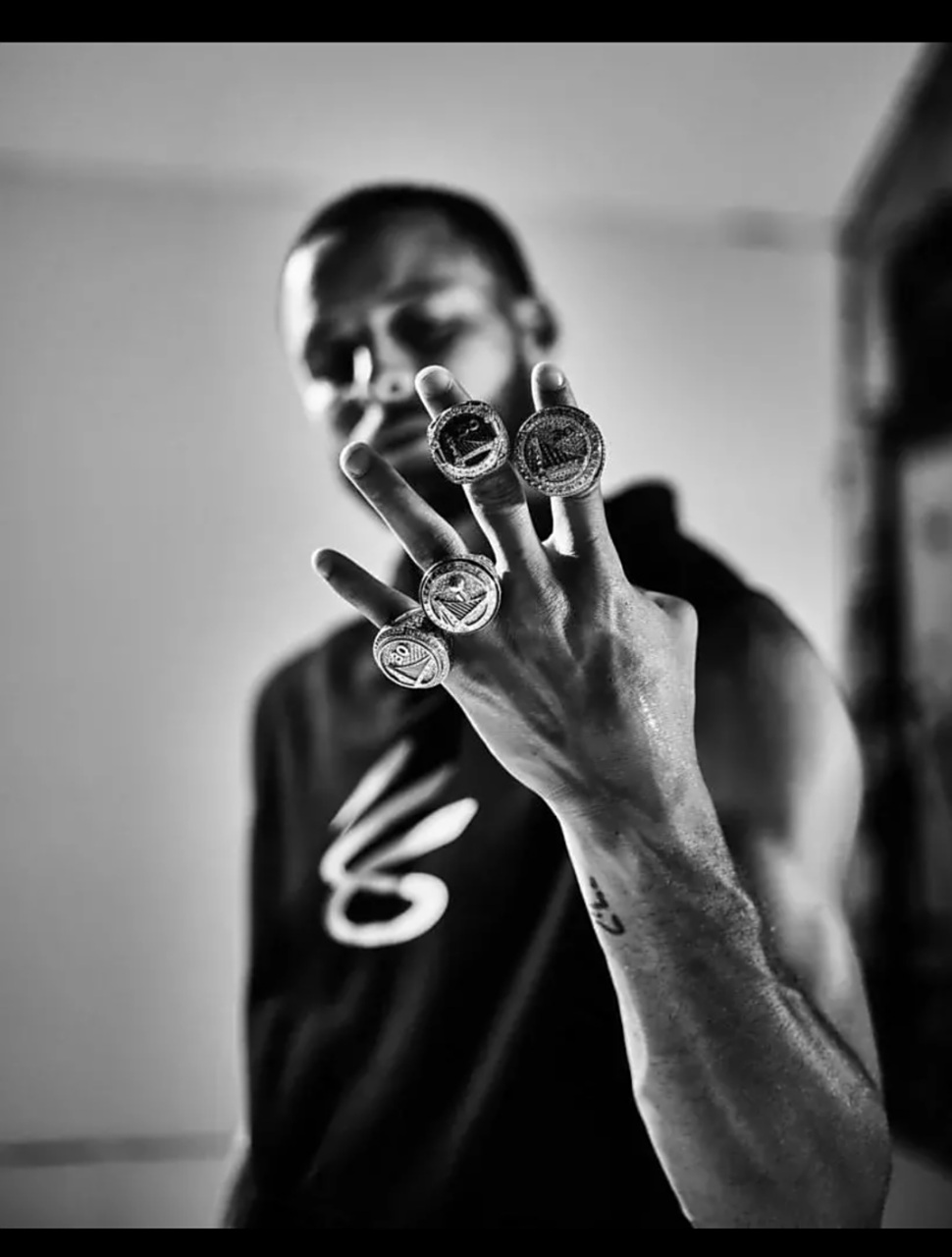 库里晒4枚总冠军戒指95959595 我坚信库里还会在拿一冠#助我