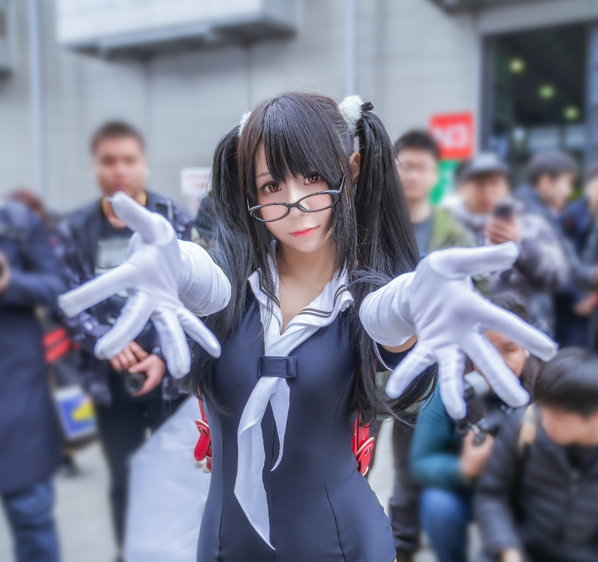 戴眼镜的双马尾jk美少女,穿一身紧身皮衣制作的制服,可爱又性感