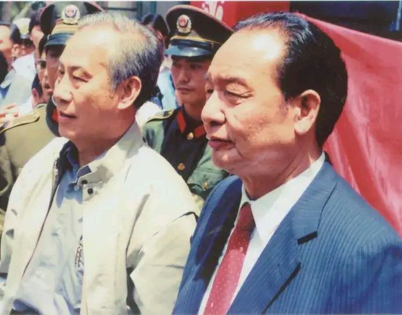 1988年4月26日,中共海南省委,海南省人民政府正式挂牌.