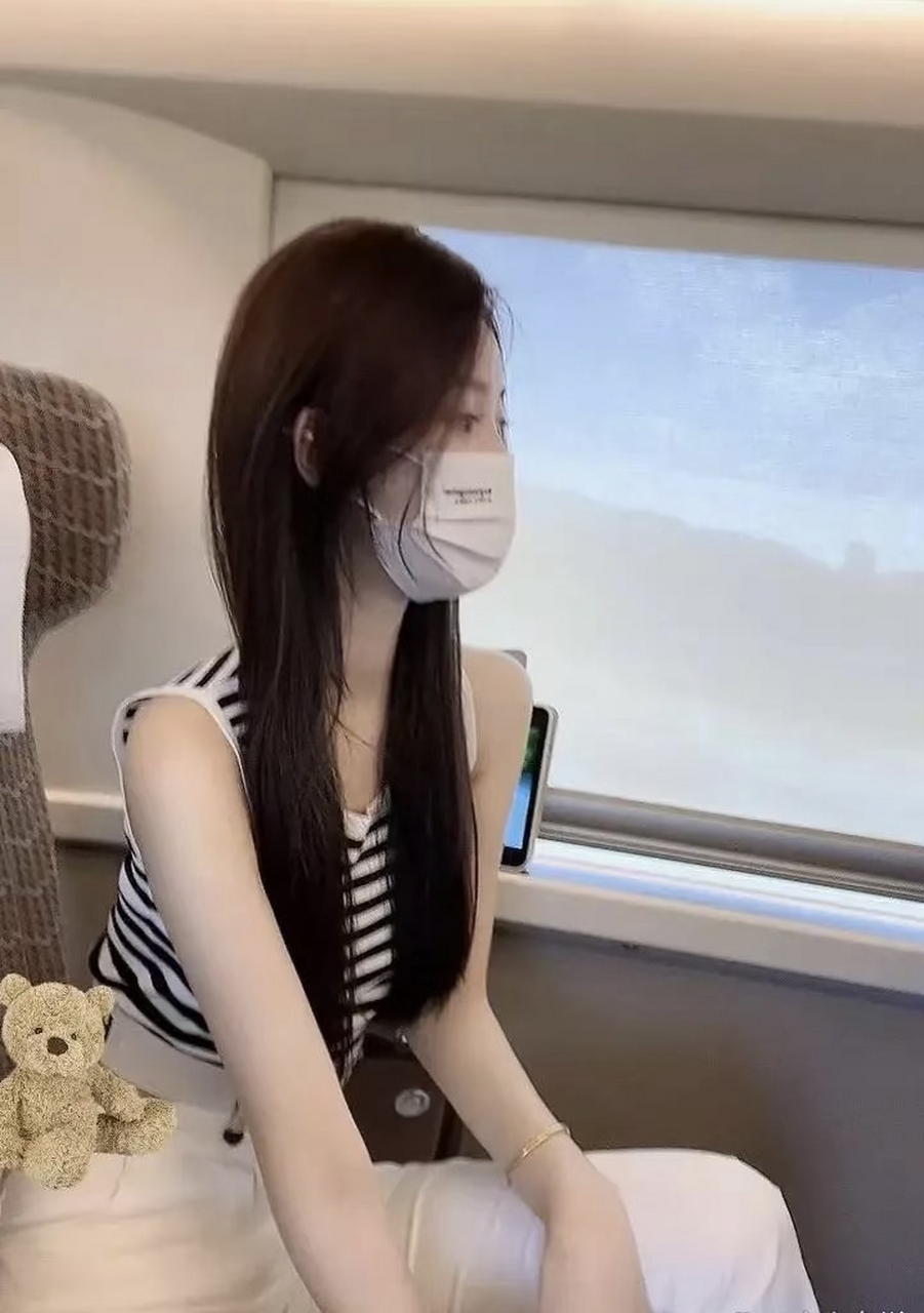 和女同事出差,她好像有什么伤心事,我该怎么安慰她?