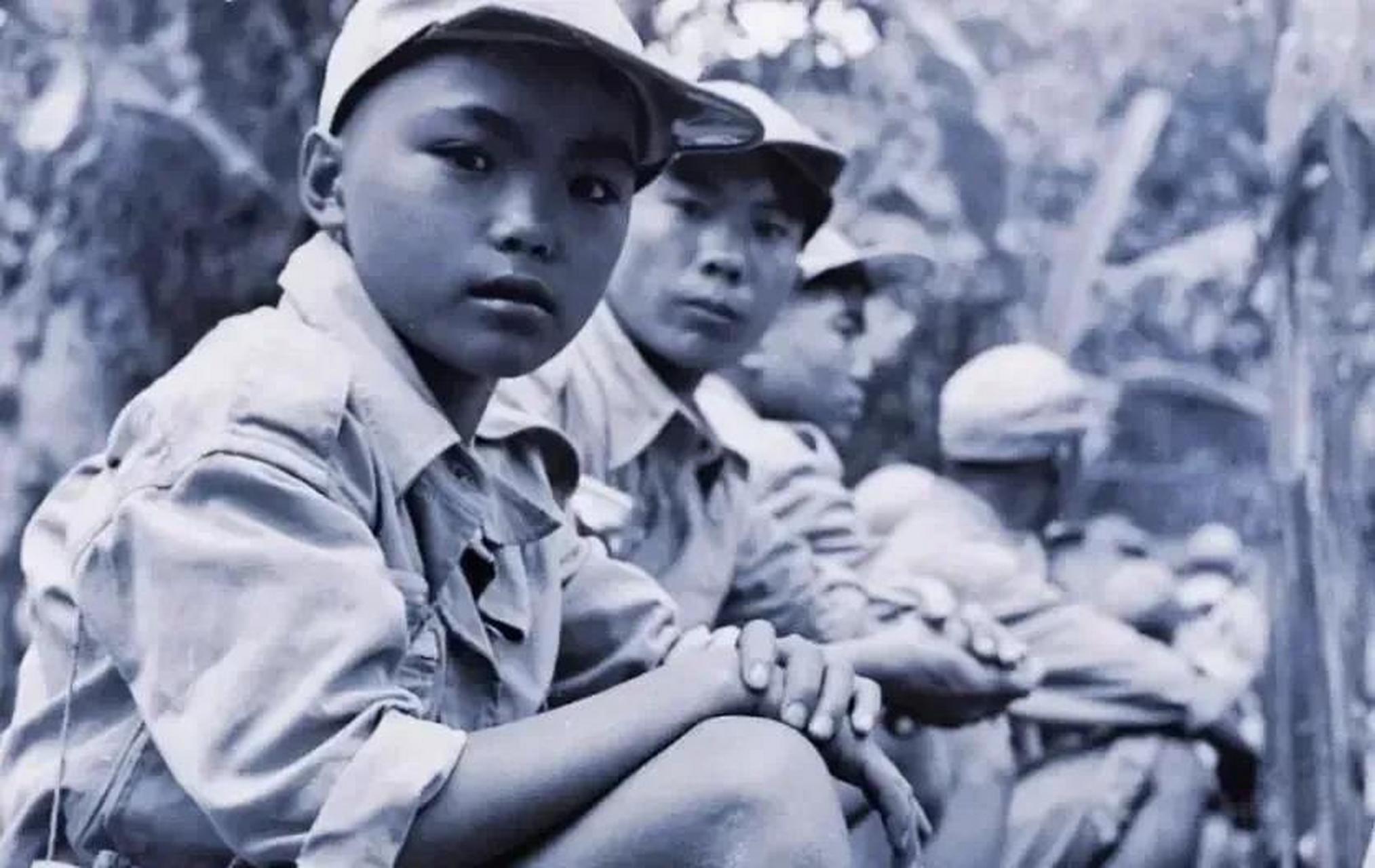 哭滇西抗战松山战役阵亡将士娃娃兵方阵  滇西舒玉臂, 恶犬入曾欺.