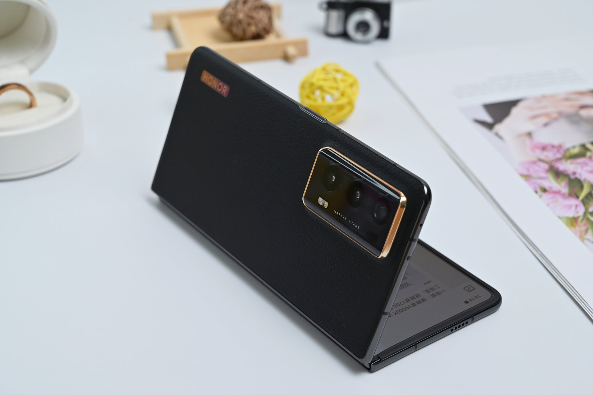 这一代的荣耀magic v2至臻版相比上一代vs的侧边指纹解锁,虽然指纹