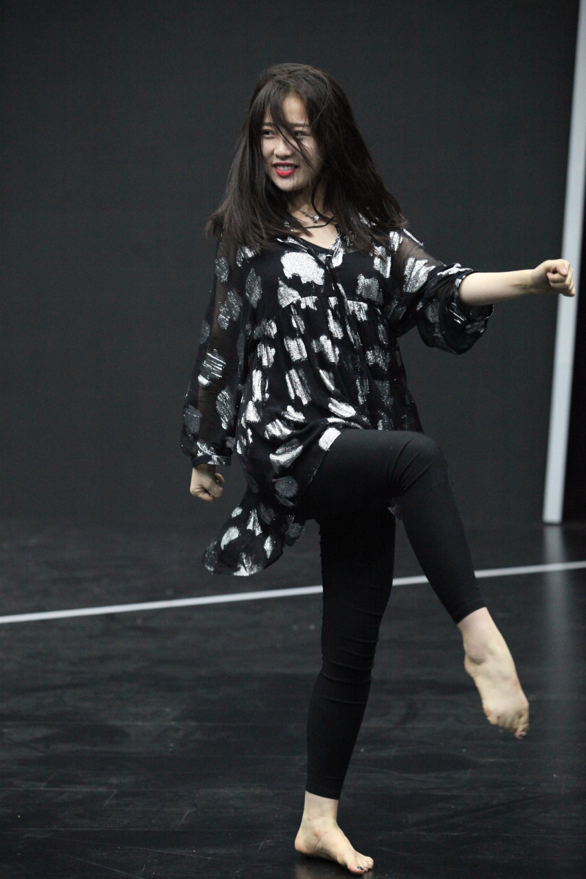 虞书欣光脚排练花絮