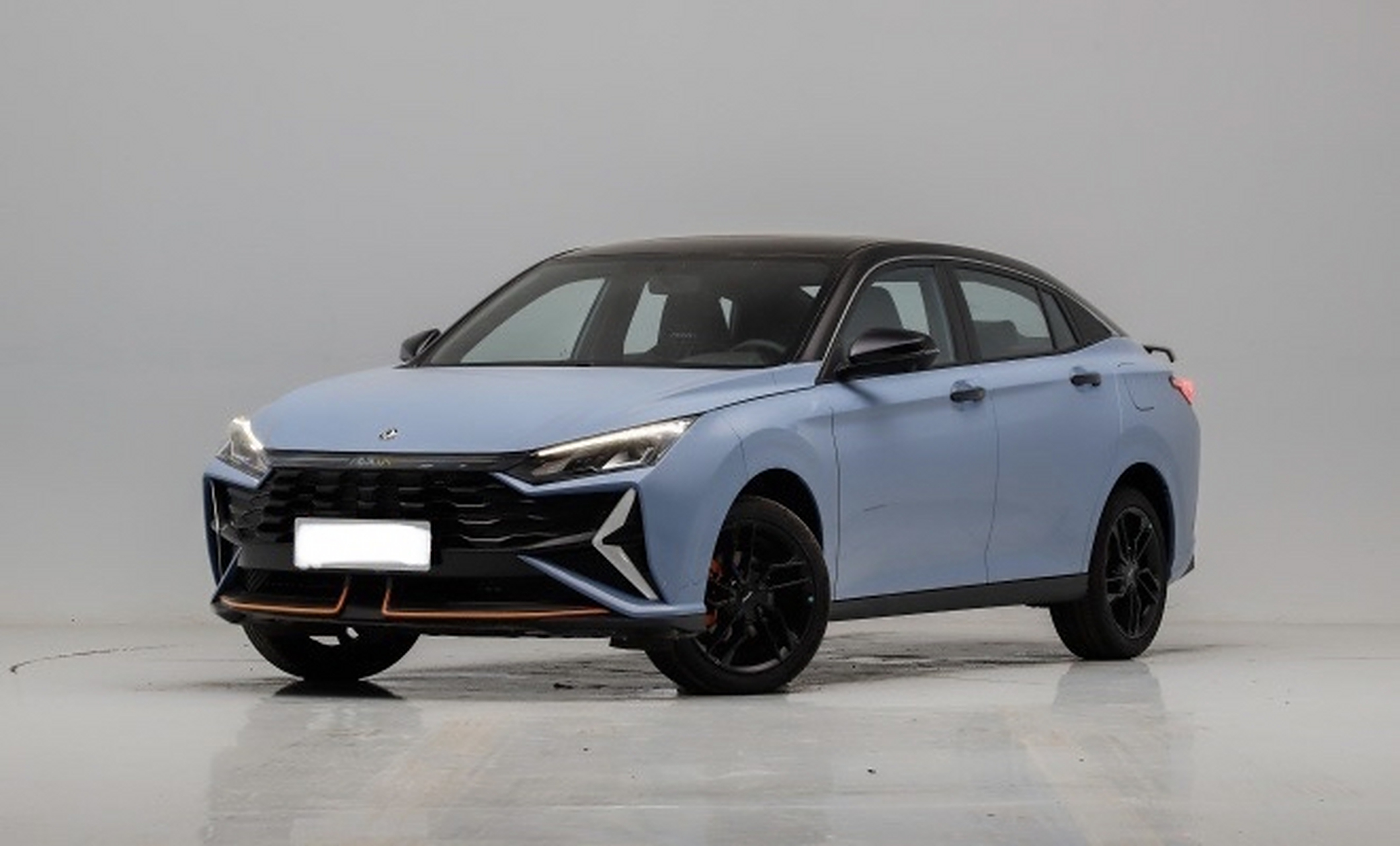 99万元起! 6月2日,东风风神新款奕炫冠军版正式上市,共推出两款车型.