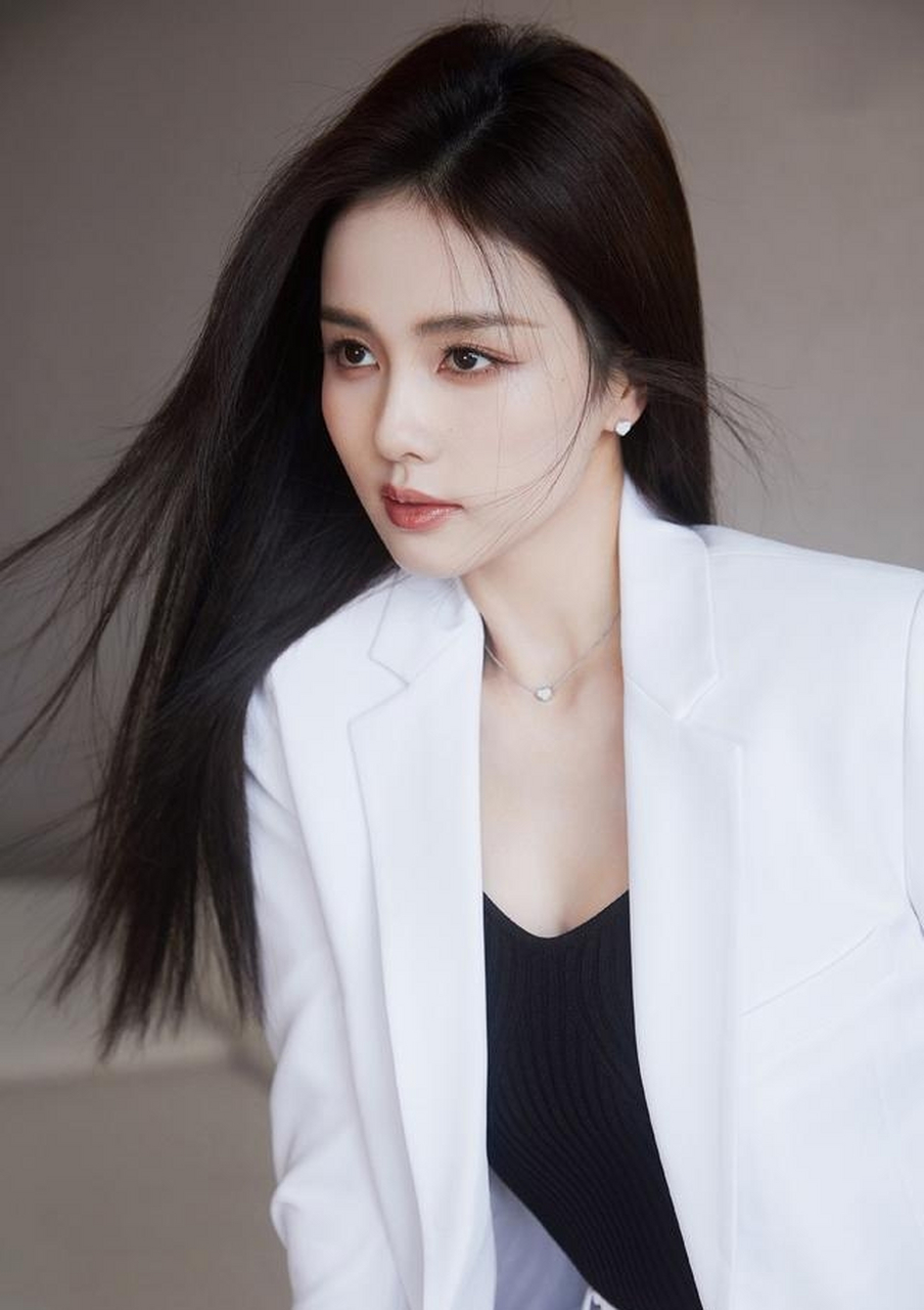 这个造型的白鹿又美又飒,白色西装套装温柔简单又干练,纯色短款背心