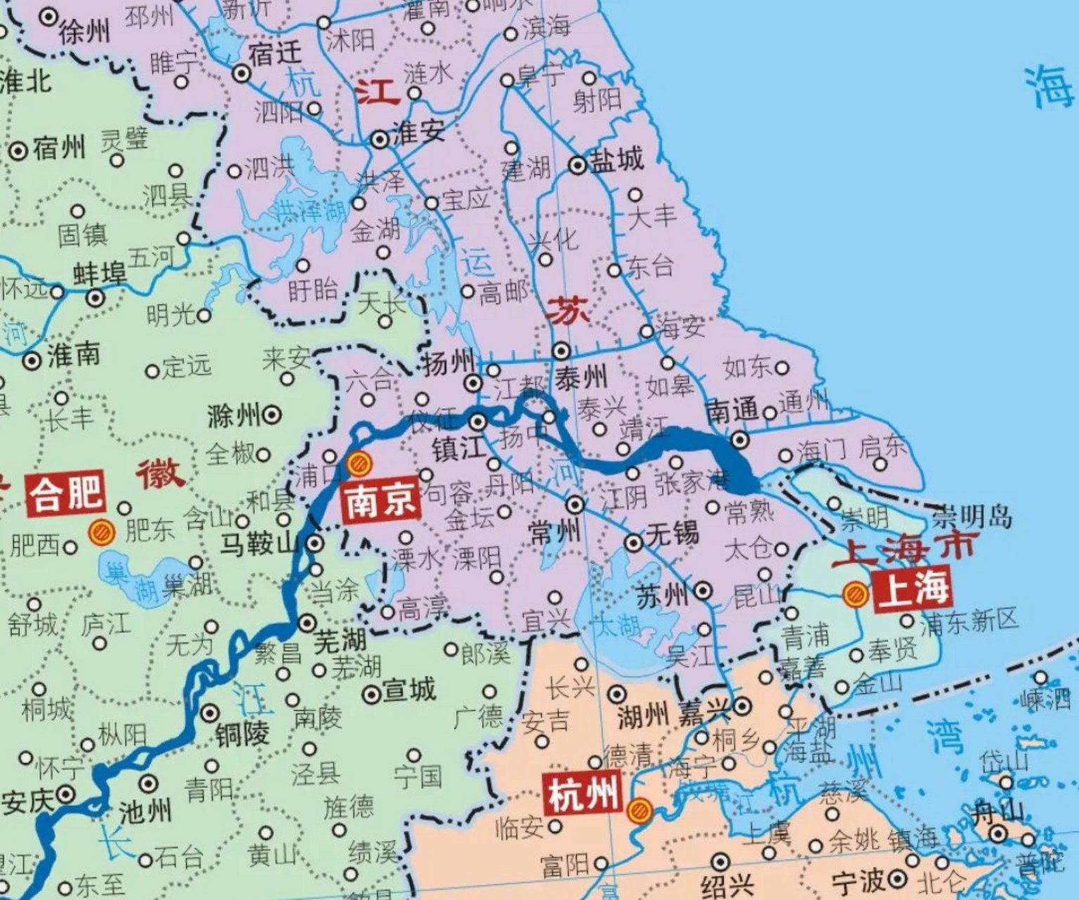 镇江市是长江与京杭大运河唯一交汇枢纽,长江流域第三大亿吨港口镇江