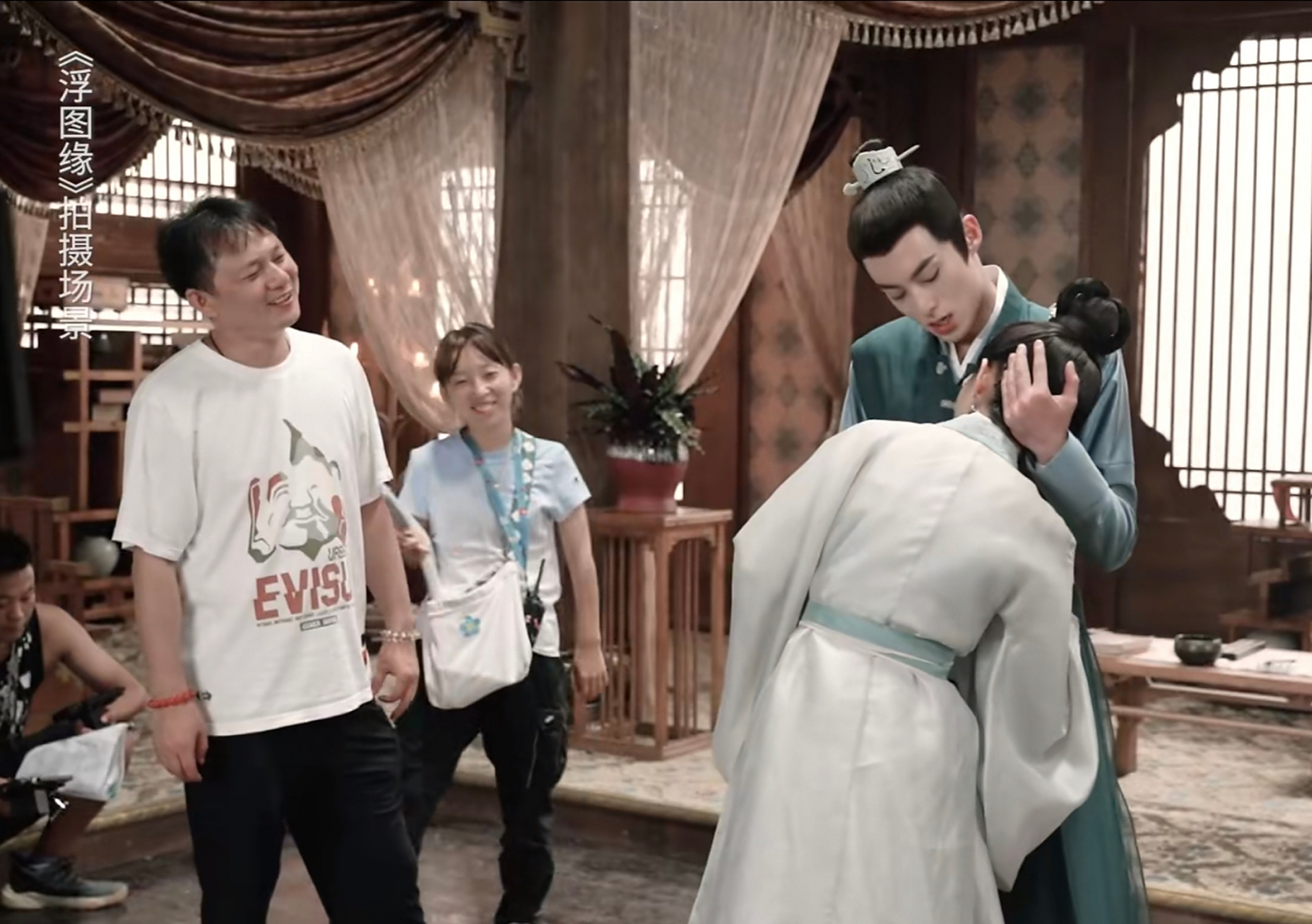 在娱乐圈,关晓彤全是最喜欢八卦的女演员 那么吴强就是最八卦的导演