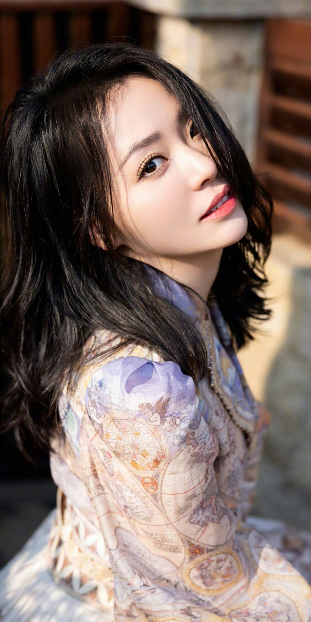 张靓颖# 肤白貌美的容颜,丰满傲人的事业线,窈窕曼妙的身材,前凸呵烫