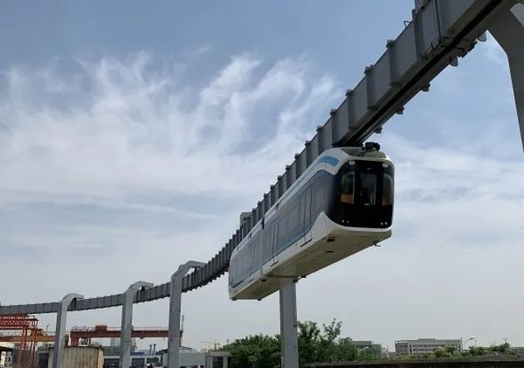 武汉光谷光子空轨列车近日进行试跑