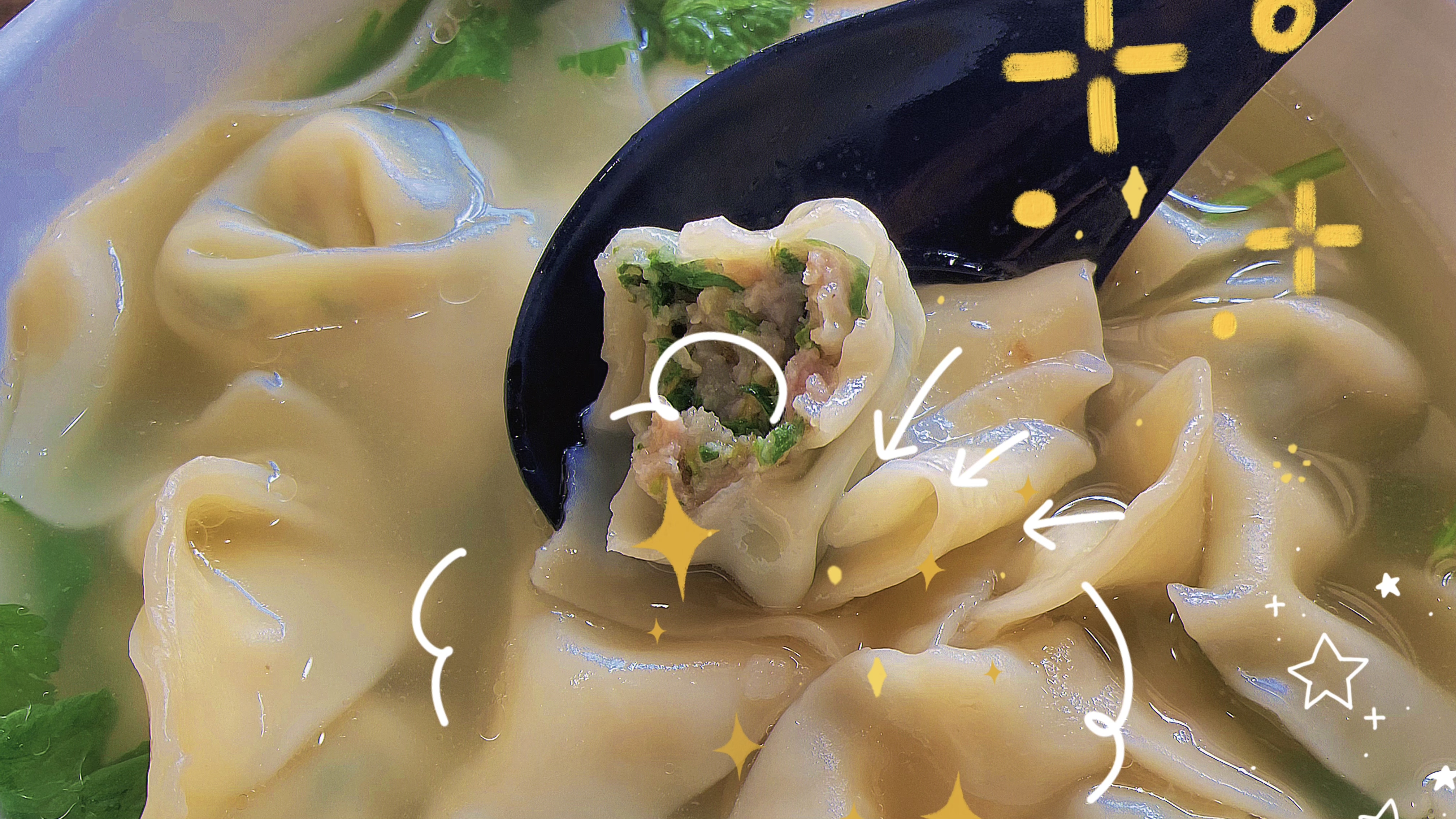 上海自称馄饨专家的老店,看似平平无奇,馅料和汤底都挺讲究